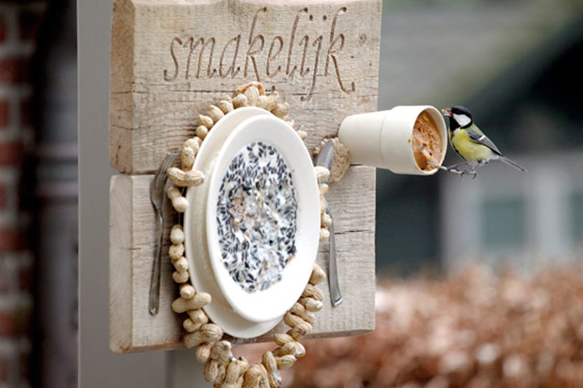 Vogelvoer op een placemat aan de muur